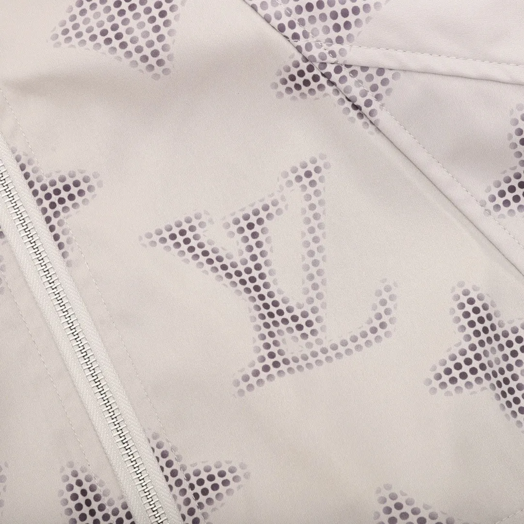 🅿️550 LouisVuitton/Louis Vuitton presbyopia all-over printed windbreaker zipper jacket. Purchase the original version and have it printed immediately. The fabric is made of custom densely spun technical fabric that is light and thin, and the upper body is silky and breathable. Infrared positioning cutting, workwear-style windbreaker design, the upper body is invincible and versatile. All details are customized and developed, and all hardware and accessories are restored to ZP. Size：XS-L